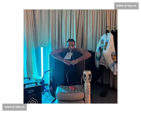 周一肌肉暴击!Drake 晒酒瓶肌肉照,新专辑Iceman预热引期待 周一肌肉暴击!Drake 晒酒瓶肌肉照,新专辑Iceman预热引期待