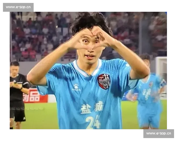 李瑞龙中圈吊射锁定胜局:看准门将站位,复刻小贝神迹 李瑞龙中圈吊射锁定胜局:看准门将站位,复刻小贝神迹